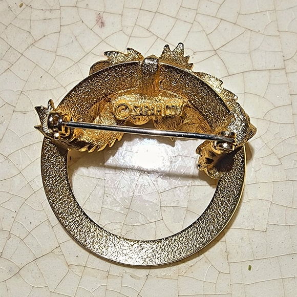 Vintage Sarah Coventry ornate leaf brooch with 3 faux pearls, cottagecore - Picture 2 of 4